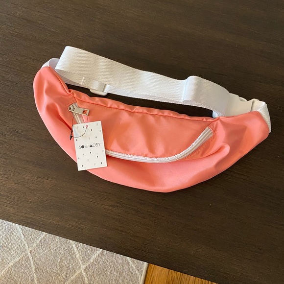 NWT Fanny Pack - Picture 1 of 6